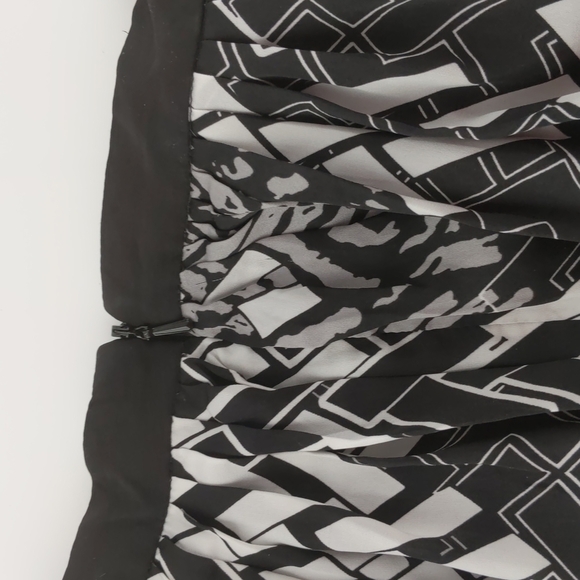 Bardot Women's Skirt Size 6 Black White Geometric Pattern Flare Zip-up Back - Picture 7 of 9